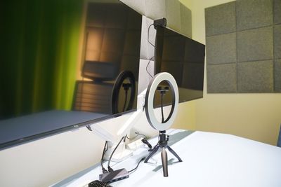 BRIDGEX workplace 配信ミーティングルームDの室内の写真