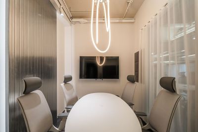 BRIDGEX workplace ミーティングルームCの室内の写真