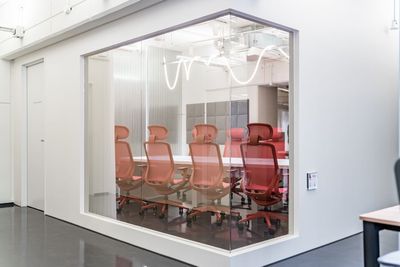 BRIDGEX workplace ミーティングルームA（8名用）の室内の写真