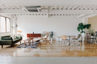 様々な家具と調和した使い勝手の良い空間です。 モデル撮影や、イメージ撮影、商品撮影や、インタビュー、作品撮りにも向いています。 - STUDIO RAWR