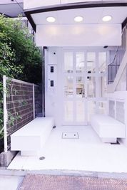 ROAR GALLERY 麻布十番駅徒歩3分■白を基調とした空間をあなたの用途に合わせての入口の写真