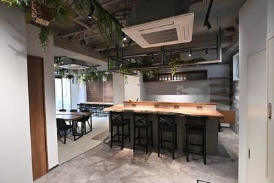 CoBREW KICHIJOJI フリーアドレスのワークスペースの室内の写真