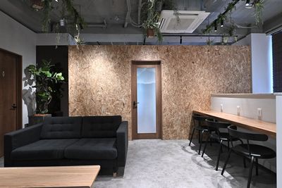 CoBREW KICHIJOJI フリーアドレスのワークスペースの室内の写真