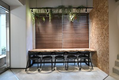 CoBREW KICHIJOJI フリーアドレスのワークスペースの室内の写真