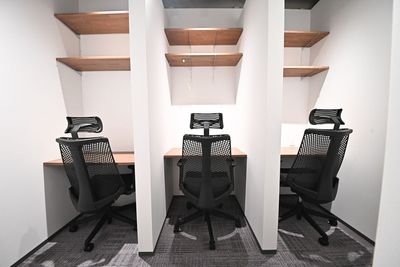 CoBREW KICHIJOJI フリーアドレスのワークスペースの室内の写真