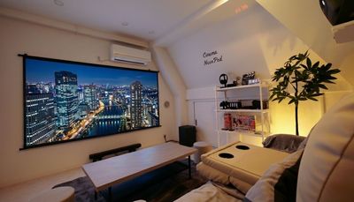 映像と音。映画館級プロジェクターのプライベートシアタールーム｜24H当日予約可｜映画鑑賞・デート・推し活・交流会・スポーツ観戦 - Cinema Neon Pod / シネマネオンポッド秋葉原