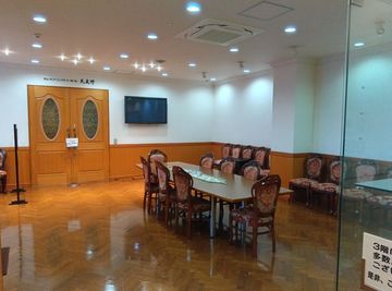 多目的ホール入口と前室ロビー（利用可） - セレモア多目的ホール武蔵野の入口の写真