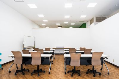 最大20人までOK！駐車場完備のモール内大会議室 - デジタルの学校