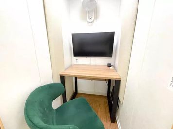 〈駅直結!横浜駅徒歩30秒|1名個室〉作業や勉強、面接、ゲーム、オンラインMTGに最適な『防音室01』 - THE POINTエキニア横浜