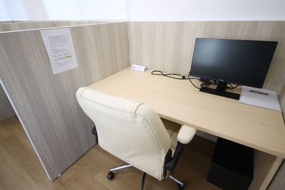 モニター完備 - SHARE WORK LOUNG稲沢 SHARE WORK LOUNG稲沢　コワーキングスペースの室内の写真