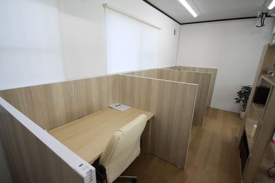 席幅ゆったりのワークスペース（3席） - SHARE WORK LOUNG稲沢 SHARE WORK LOUNG稲沢　コワーキングスペースの室内の写真