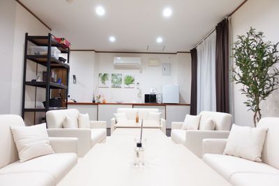 長テーブルとソファー(2人掛け×5) - フクスぺ リビング四日市の室内の写真