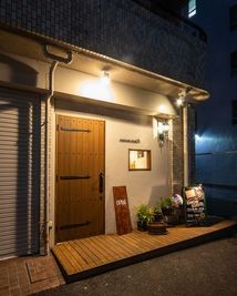 夜の外観 - GONGON JIUBA'Rの室内の写真