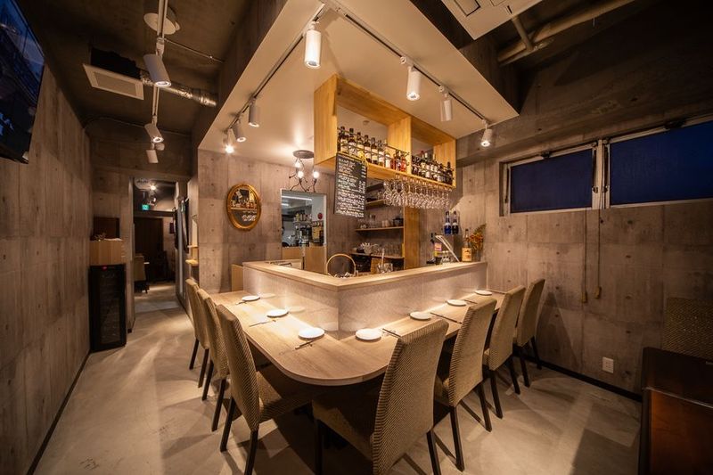 店内カウンター席 - GONGON JIUBA'Rの室内の写真