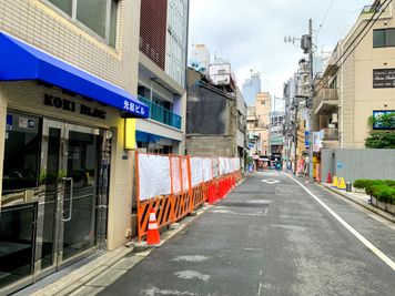 前が神田駅方面です。 - ブルースペース神田（貸スペース） レンタルスペース・ダンススタジオの外観の写真