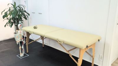整体やマッサージの施術ベッドも完備 - Agelessたまプラーザ たまプラーザ駅徒歩4️⃣分/24h利用🉑ジム/ヨガ/整体の室内の写真
