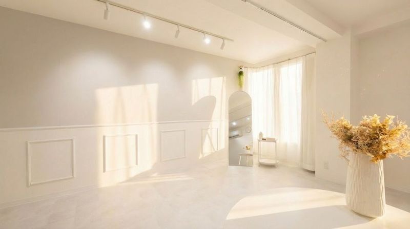 比較的朝から午前中にかけて自然光入ります。 - 完全貸切の撮影スタジオ Onlynaなんば 『完全貸切の撮影スタジオ Onlynaなんば』の室内の写真