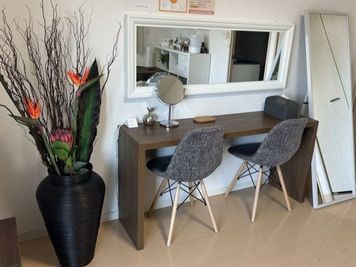 大型鏡、姿見、ワークテーブルなど - レンタルサロン Violia 金山オハナ店 レンタルサロン Violia 金山オハナ店～ビジネスバージョン～の室内の写真