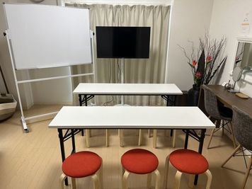 広々空間！40インチ大型液晶モニター、大型ホワイトボード完備。会議、研修、打合せ、面接、ゲームなどでお使いください。 - レンタルサロン Violia 金山オハナ店 レンタルサロン Violia 金山オハナ店～ビジネスバージョン～の室内の写真