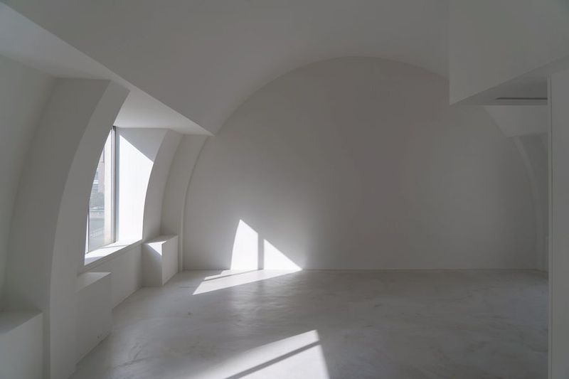 【個人利用限定】天高3.6mアーチ天井｜2トーンの撮影空間 - 中之島 美術館エリア｜天高3.6m アーチ型天井の2室スタジオ