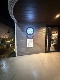 入口玄関ドア。IDEABOXシェアオフィス＆カフェの看板あり - IDEABOXシェアオフィス＆カフェ レンタルスペース和室の入口の写真