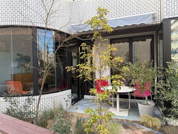 サロン外観　パオラレンティの素敵なソファでゆっくりくつろげます - IDEABOXシェアオフィス＆カフェ レンタルサロン(路面ガーデンプライベートルーム）の外観の写真