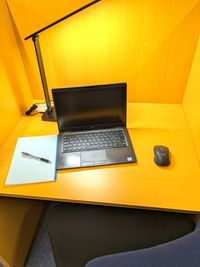 wi-fi無料！置き勉コーナー無料！ - 自習室　わたしの机　岡山駅前 「自習室　わたしの机」　岡山駅前の室内の写真