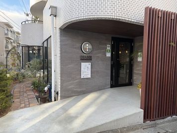 入口玄関です。IDEABOXシェアオフィス＆カフェの看板あります。 - IDEABOXシェアオフィス＆カフェ レンタルサロン(路面ガーデンプライベートルーム）の入口の写真