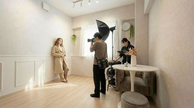 撮影シーン1/アパレル撮影モデル
※撮影機材はご用意ないため、ご持参ください。撮影小物は一部アリ。 - 完全貸切の撮影スタジオ KuraKura 赤坂・六本木 10,完全貸切の撮影スタジオ KuraKura赤坂・六本木の室内の写真