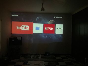 大画面スクリーンで楽しめる。
スポーツ観戦・映画・ドラマなど動画配信サービスの視聴可能
⚠️ 視聴にはご自身のアカウントでのログインが必要となります。 - URBAN PORT SQUARE “NEW OPEN” 🎬シアター・ルーム ⛵️の室内の写真