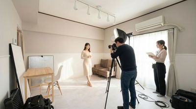 撮影スタジオKuraKura 撮影例1
①ポートレート撮影シーン1
撮影機材はご持参ください。
リングライト・撮影小物はございます。 - 完全貸切の撮影スタジオ KuraKura 船橋北口 04,完全貸切の撮影スタジオ KuraKura船橋 北欧スタイルの室内の写真