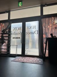 ドアのカーテンを開けた状態(ドアガラスにはモザイク状のフィルムが貼ってあり、日中は外から室内が見えにくい仕様です) - JUKE BOX Dance Studio 武蔵藤沢校 レンタルスタジオJUKE BOX 武蔵藤沢校の室内の写真