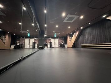 カーテンを閉めた状態 - JUKE BOX Dance Studio 武蔵藤沢校 レンタルスタジオJUKE BOX 武蔵藤沢校の室内の写真