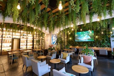 【銀座駅徒歩３分】カフェ併設の緑あふれるラウンジ🌿ワイドスクリーン◎ 会議・講座・説明会👩‍🏫 Wi‑Fi＆電源完備🔌 - AOU銀座の森