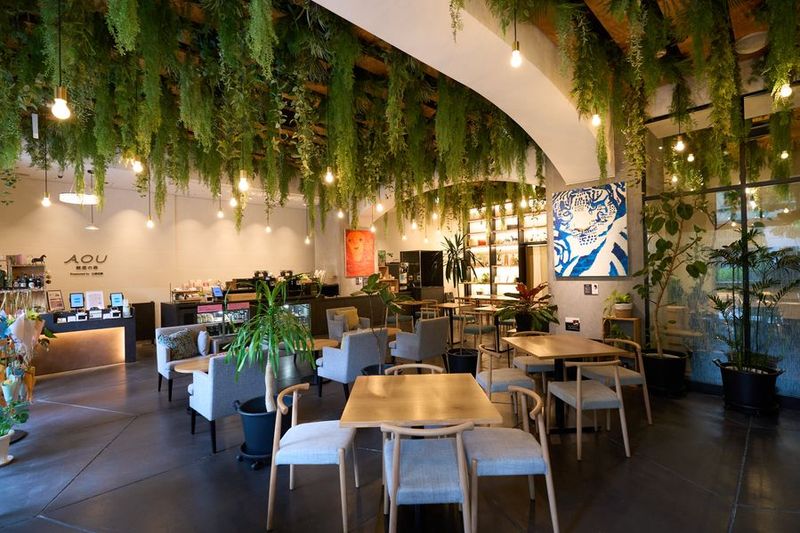 緑あふれるカフェスペース - AOU銀座の森