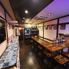 テーブルは移動できます。縦長に配列して、１０名着席可 - スペース　わだち 1階テラス有カフェバー風レンタルスペースの室内の写真