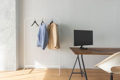 ハンガーラック テーブル - ハレルフォト 【優しい光の撮影空間】ROOMスタジオの室内の写真