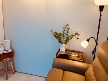 リクライニングチェアは3台 -  salon   C’est la  vie セラヴィ アイラッシュ、ネイル、アイブロースペースレンタルの室内の写真