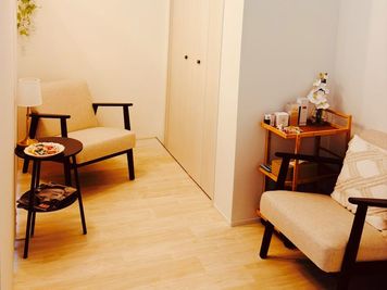 待合室。ドリンクサービス、飴なども。 -  salon   C’est la  vie セラヴィ アイラッシュ、ネイル、アイブロースペースレンタルの室内の写真