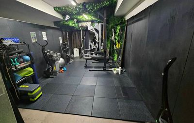 《駅近・清潔・オシャレ空間》心斎橋レンタルジム｜SNS集客にも！器具充実でパーソナルトレーニングに最適[大阪・本町・新町・堀江] - Highs A Fit spaceの室内の写真