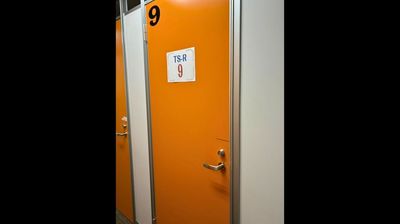 【TS-R 9】と書いてあるお部屋をご利用ください。中から施錠できるため安心してお使い頂けます。 - 青山ライズオフィス 青山ライズオフィス　一人用個室【TS-R 9】の入口の写真
