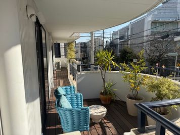 テラスあり　パオラレンティの素敵なソファでゆっくりくつろげます - IDEABOXシェアオフィス＆カフェ レンタルスペース　１人用完全個室⑦の設備の写真