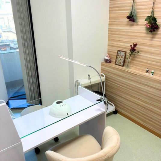 ネイル専用シェアサロン Re’Place - レンタルサロンHanamachi