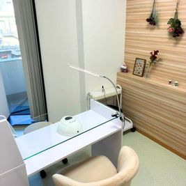 可愛らしい内装🌼窓もあって明るい空間です❤ - レンタルサロンHanamachi ネイル専用シェアサロン Re’Placeの室内の写真