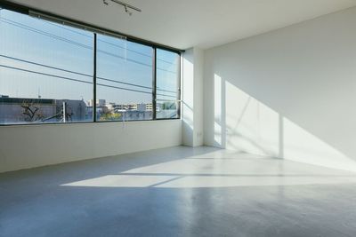 メインの白壁です！南向き大開口の窓から優しい自然光が入ります。 - atelier obscura 01 馬込 atelier obscura 01 【 馬込 】の室内の写真