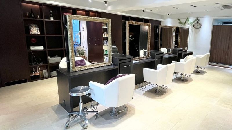 表参道の落ち着きある面貸しサロン。美容師向け施術スペース。 - 美容室ALLMomotesando【アルム表参道】 ALLM表参道｜美容師向け面貸サロン｜カット面・施術スペースの室内の写真