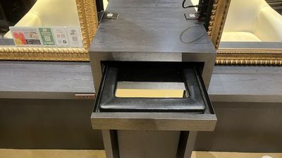 ミラー・電源完備の施術環境。フリーランス美容師が使いやすい面貸サロン - 美容室ALLMomotesando【アルム表参道】 ALLM表参道｜美容師向け面貸サロン｜カット面・施術スペースの設備の写真