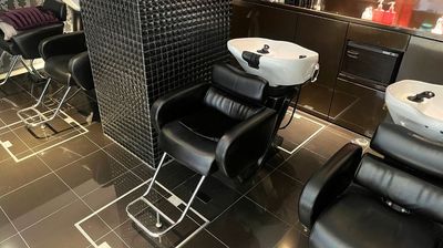 清掃が行き届いたシャンプー台と水回り。表参道の美容師向け施術スペース - 美容室ALLMomotesando【アルム表参道】 ALLM表参道｜美容師向け面貸サロン｜カット面・施術スペースの設備の写真