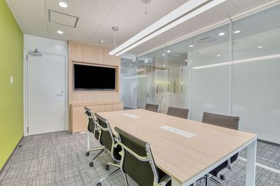 Regus 会議室｜高速Wi-Fi完備の落ち着いたビジネス空間 - リージャス会議室 JR九州那覇ビル