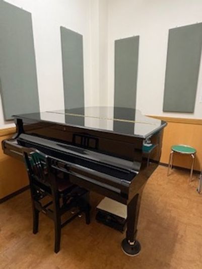 河渡総合センター グランドピアノ　S-3教室の室内の写真